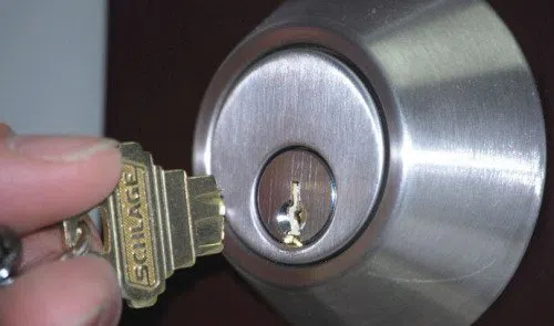 Royal Locksmith Store Rosemead, CA 626-408-0370 - key-broke-in-lock